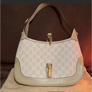 Gucci handbag with gold piston closure